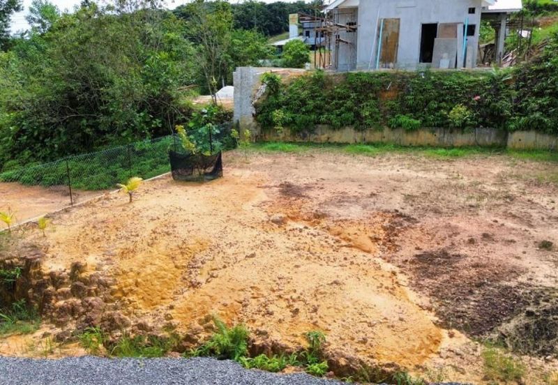 Tanah Status Bangunan ada Rumah Kecil Jenderam