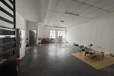 Strategic Location Double Storey Shoplot Pusat Perniagaan Gemilang Kota Warisan 