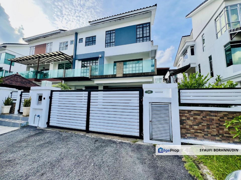 Fully Renovated 2.5 Storey Semi D Saujana Villa Kajang , Selangor, Kajang