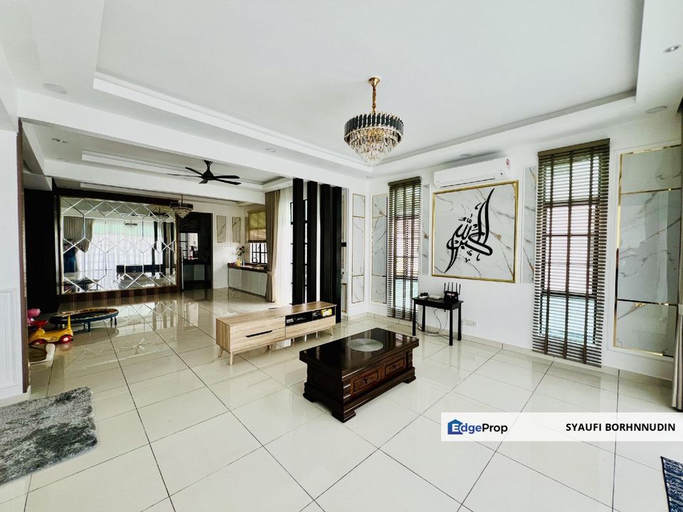 Fully Renovated 2.5 Storey Semi D Saujana Villa Kajang , Selangor, Kajang