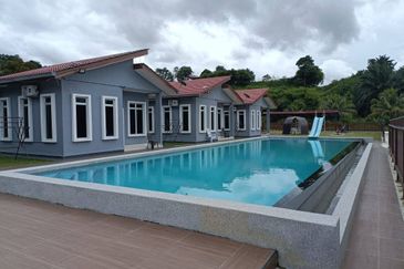 [3.2 ACRES] Dusun Complete with 1 1/2 Storey Bungalow, 4 Nos Homestay and 1 Nos Workers House @ Persiaran Mokhtar Dahari, Puncak Alam