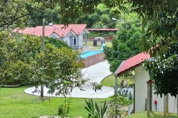 [3.2 ACRES] Dusun Complete with 1 1/2 Storey Bungalow, 4 Nos Homestay and 1 Nos Workers House @ Persiaran Mokhtar Dahari, Puncak Alam