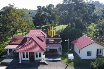 [3.2 ACRES] Dusun Complete with 1 1/2 Storey Bungalow, 4 Nos Homestay and 1 Nos Workers House @ Persiaran Mokhtar Dahari, Puncak Alam