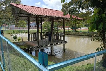 [3.2 ACRES] Dusun Complete with 1 1/2 Storey Bungalow, 4 Nos Homestay and 1 Nos Workers House @ Persiaran Mokhtar Dahari, Puncak Alam