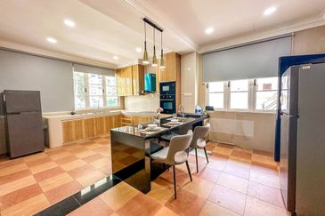 Kiara Peak (Puncak Kiara)