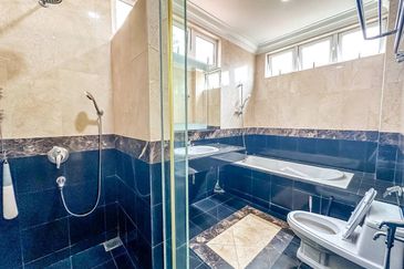 Kiara Peak (Puncak Kiara)