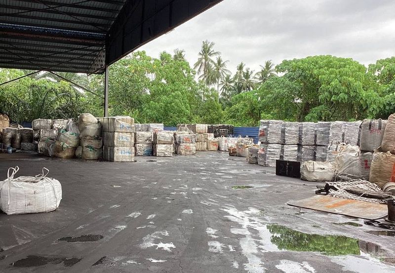 Land With Open Warehouse  For Sale At Port Klang