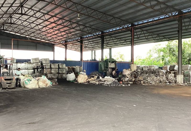 Land With Open Warehouse  For Sale At Port Klang