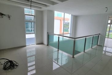 A big condo in Kampung Lapan for sale.