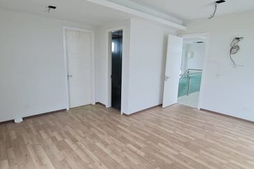 A big condo in Kampung Lapan for sale.