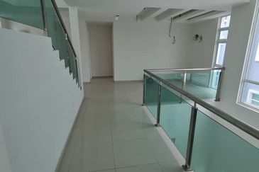 A big condo in Kampung Lapan for sale.