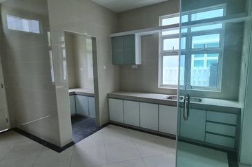 A big condo in Kampung Lapan for sale.