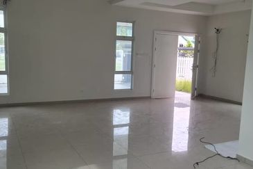 A big condo in Kampung Lapan for sale.