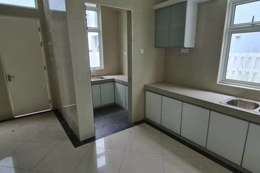 A big condo in Kampung Lapan for sale.