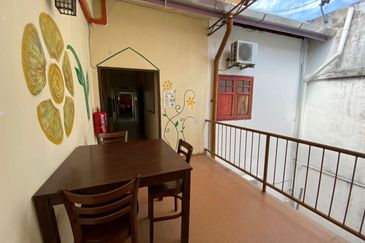 A fully functional Jonker Street heritage shophouse for sale.