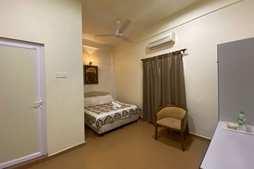 A fully functional Jonker Street heritage shophouse for sale.