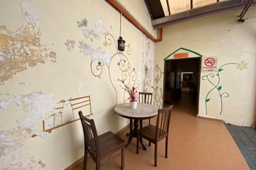 A fully functional Jonker Street heritage shophouse for sale.