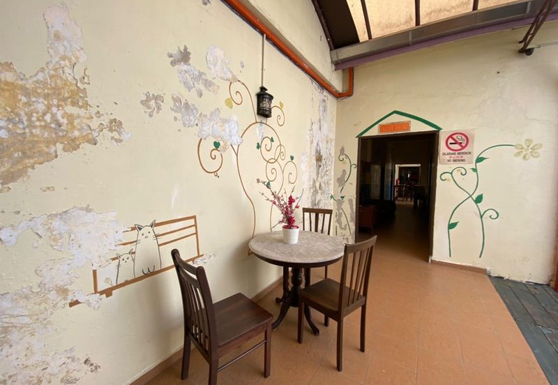 A fully functional Jonker Street heritage shophouse for sale.