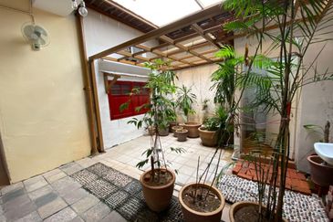 A fully functional Jonker Street heritage shophouse for sale.