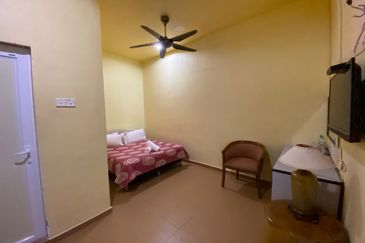 A fully functional Jonker Street heritage shophouse for sale.