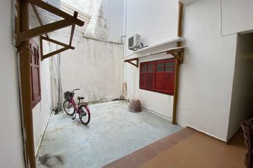A fully functional Jonker Street heritage shophouse for sale.