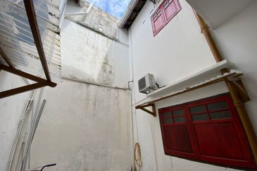 A fully functional Jonker Street heritage shophouse for sale.