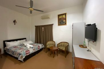 A fully functional Jonker Street heritage shophouse for sale.