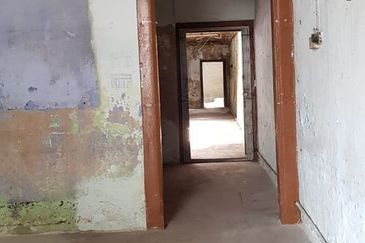 Jonker Street Area Pre War Heritage Shop House For Sale