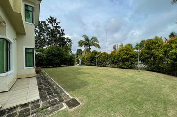 Double storey bungalow at Melaka Perdana For Sale.