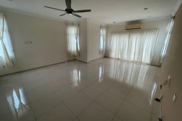 Double storey bungalow at Melaka Perdana For Sale.