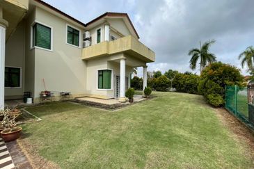 Double storey bungalow at Melaka Perdana For Sale.