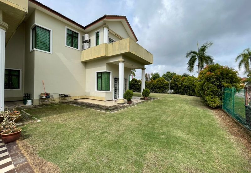 Double storey bungalow at Melaka Perdana For Sale.