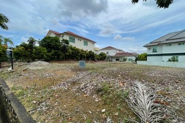 Double storey bungalow at Melaka Perdana For Sale.