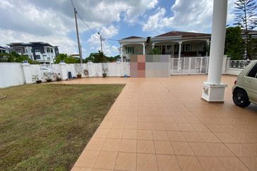 A very rare double storey corner house in Bukit Baru Taman Merak Mas just open for sale