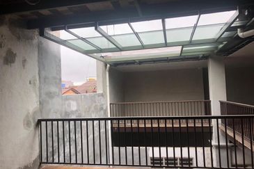 Triple storey shop lot in Jonker Street for sale.