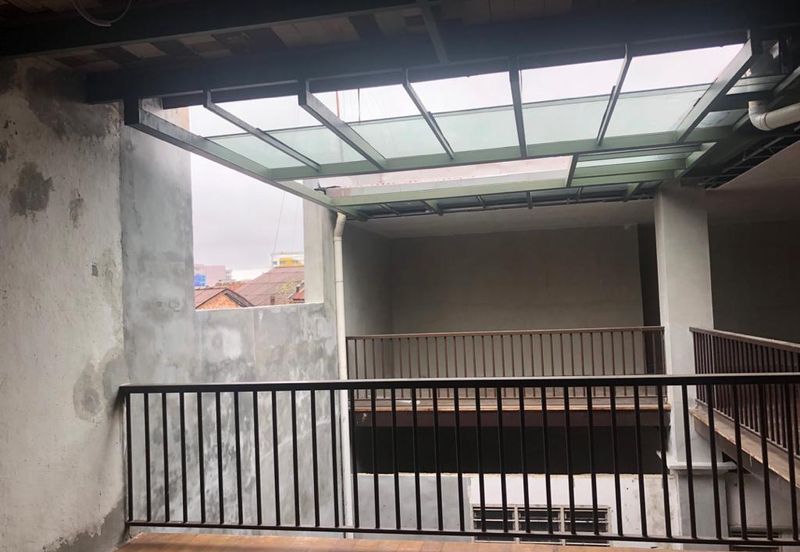 Triple storey shop lot in Jonker Street for sale.