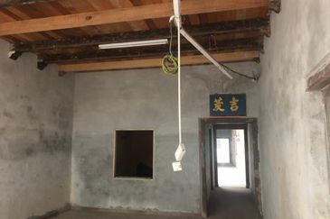 Triple storey shop lot in Jonker Street for sale.