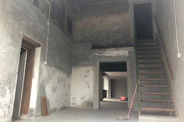 Triple storey shop lot in Jonker Street for sale.