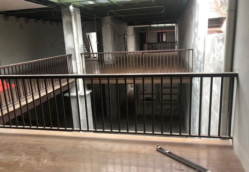 Triple storey shop lot in Jonker Street for sale.