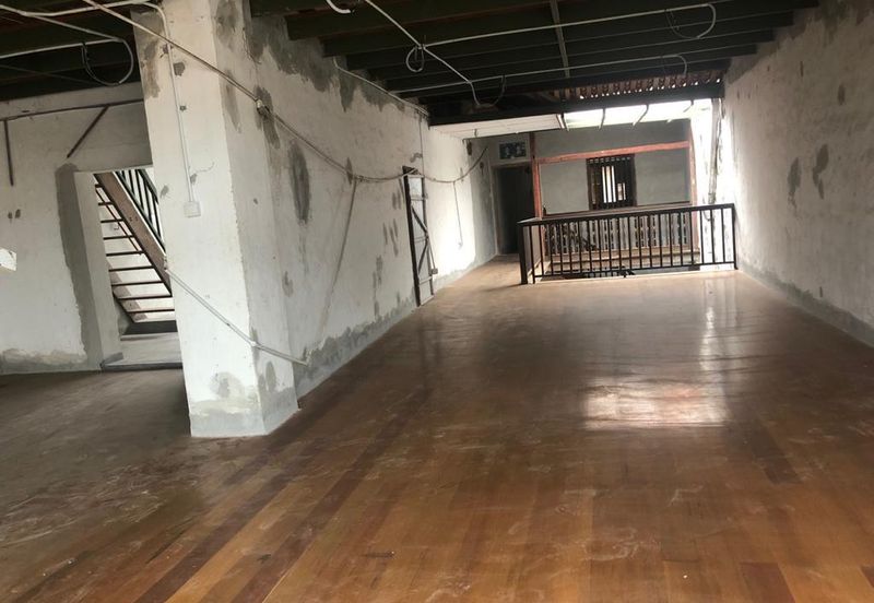 Triple storey shop lot in Jonker Street for sale.