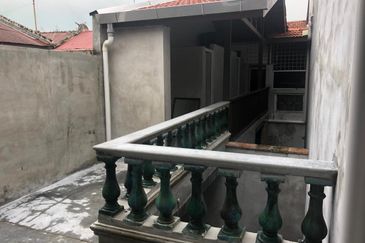 Triple storey shop lot in Jonker Street for sale.