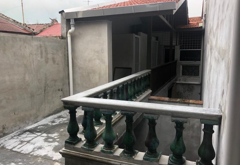 Triple storey shop lot in Jonker Street for sale.