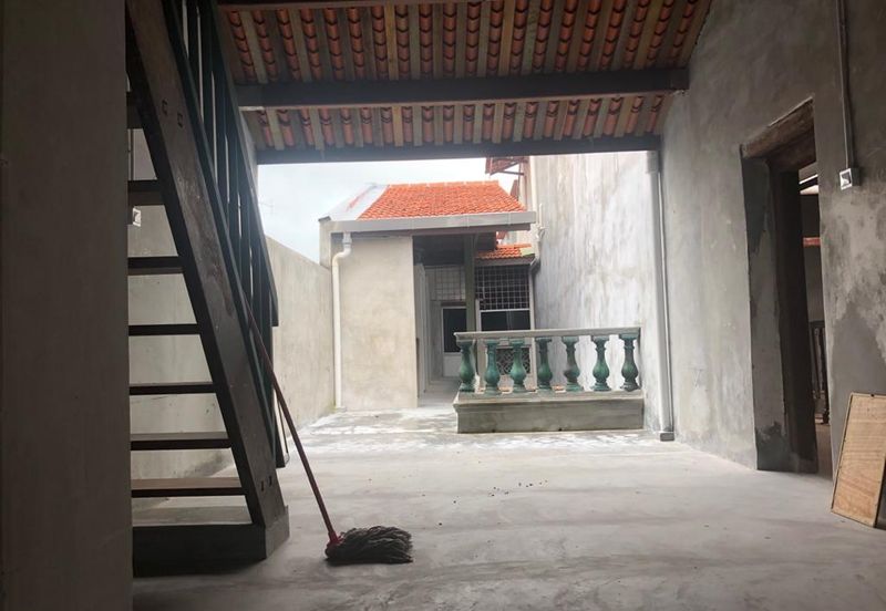 Triple storey shop lot in Jonker Street for sale.