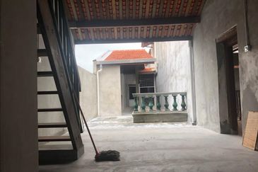 Triple storey shop lot in Jonker Street for sale.