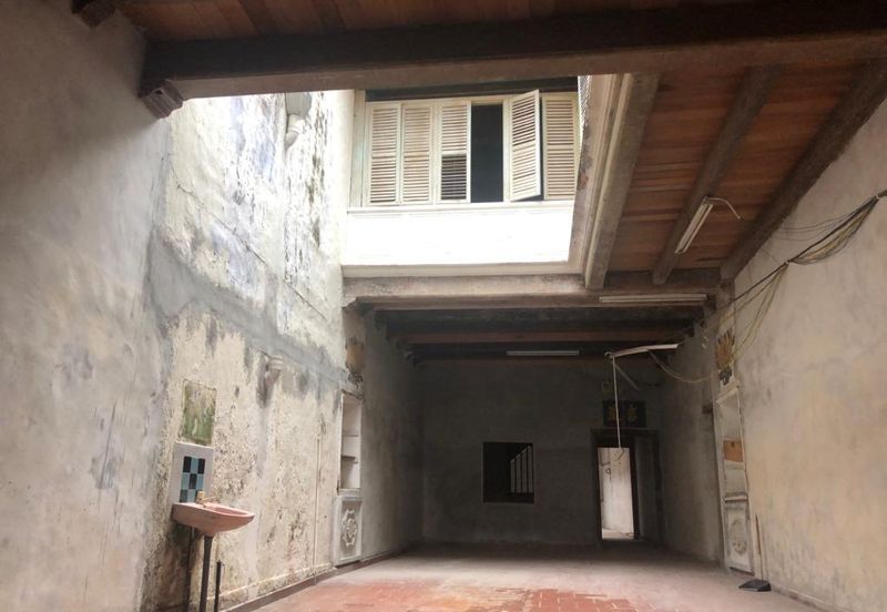 Triple storey shop lot in Jonker Street for sale.