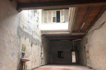 Triple storey shop lot in Jonker Street for sale.