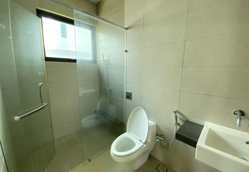 A super rare and exclusive sea view frontage 3 storey bungalow is now on the market.