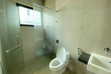 A super rare and exclusive sea view frontage 3 storey bungalow is now on the market.