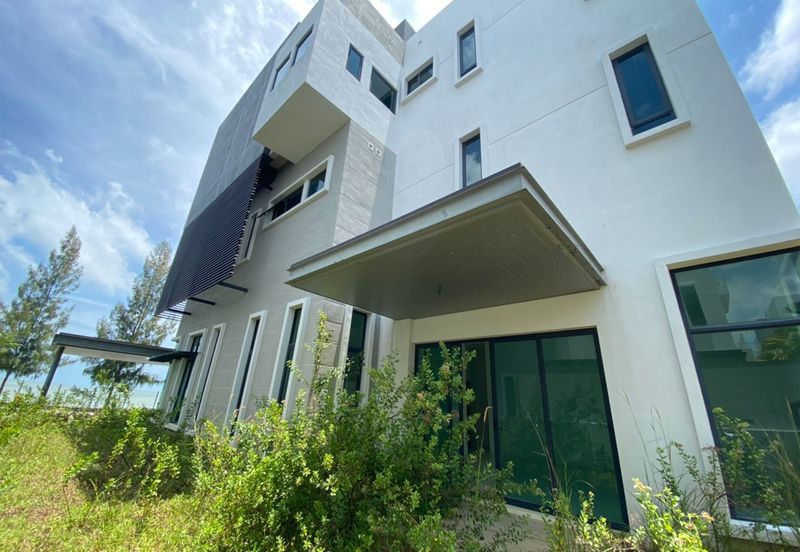 A super rare and exclusive sea view frontage 3 storey bungalow is now on the market.