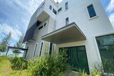 A super rare and exclusive sea view frontage 3 storey bungalow is now on the market.